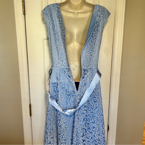 Tahari Sleeveless Carolina Blue White/Silver Sheer Overlay w Ribbon Sash | Sz 4 - Picture 5 of 13